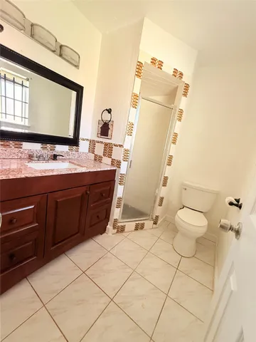 en empty room with windows and ceiling fan