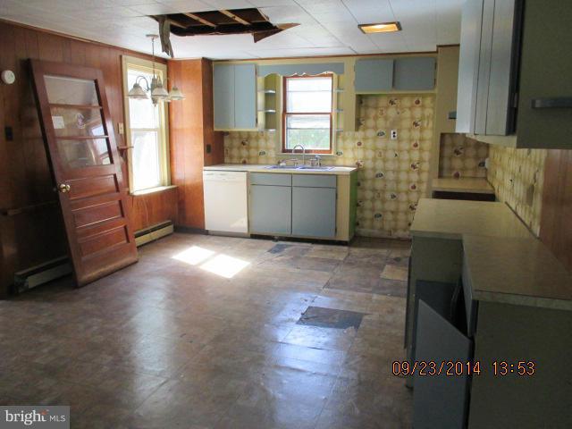 22927 Cavetown Church Road Smithsburg, MD 21783 - Photo 5 of 13 Kitchen