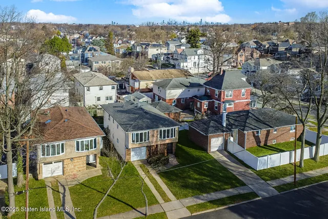 $799,999 | 11 Denton Place | South New York