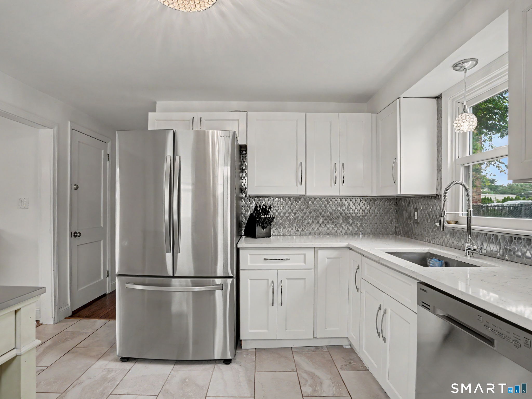 439 Stillson Road Fairfield, CT 06824 - Photo 7 of 22