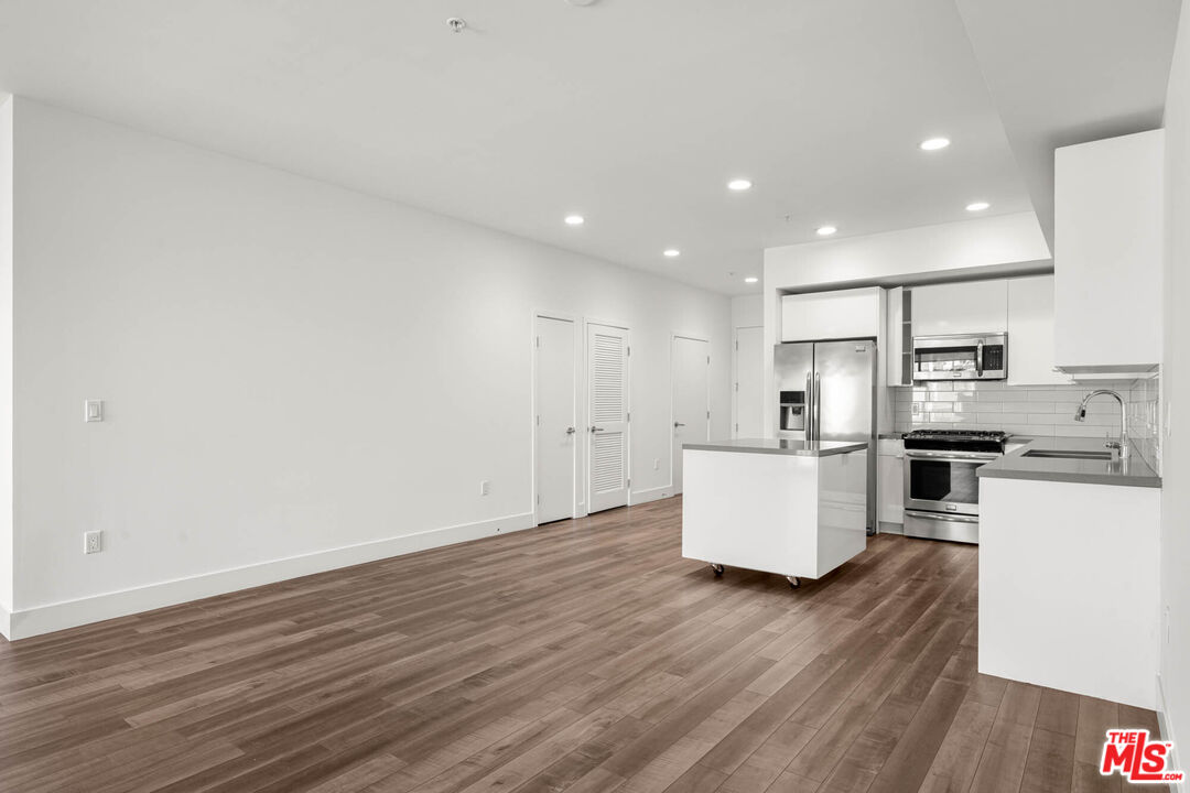 1215 South Bedford Street, Unit 105 Los Angeles, CA 90035 - Photo 4 of 27