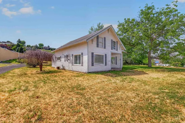 $450,000 | 2042 13th Street, Clarkston, WA 99403
