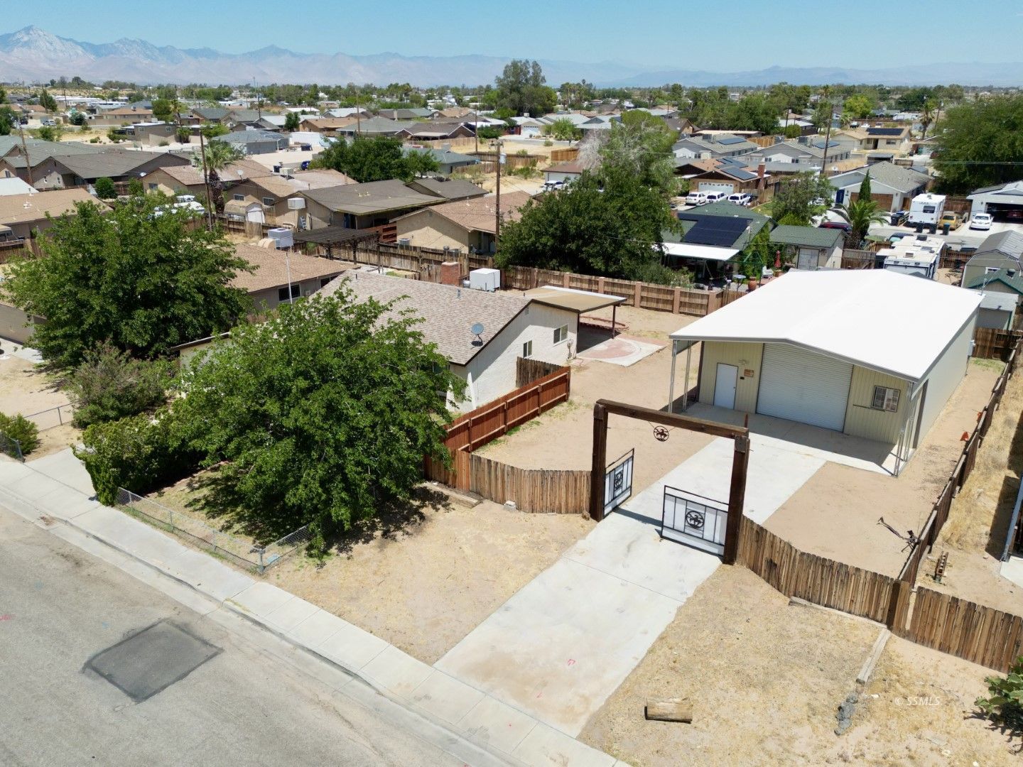 1144 West Coronado Avenue Ridgecrest, CA 93555 - Photo 2 of 33