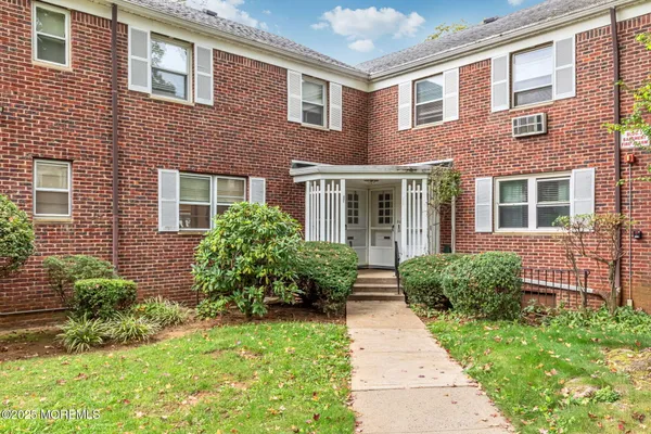 $2,250 | 32 Manor Drive, Unit 303, Red Bank, NJ 07701