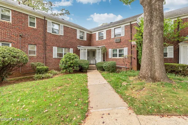 $2,250 | 32 Manor Drive, Unit 303, Red Bank, NJ 07701