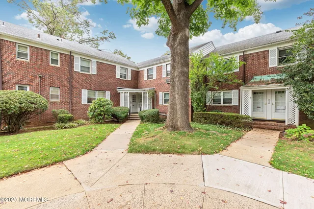 $2,250 | 32 Manor Drive, Unit 303, Red Bank, NJ 07701