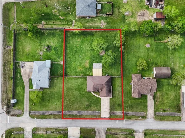 a view of yard with green space