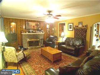 13440 Trevose Road Philadelphia, PA 19116 - Photo 3 of 12 Living Room