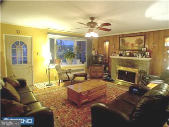 13440 Trevose Road Philadelphia, PA 19116 - Photo 4 of 12 Living Room