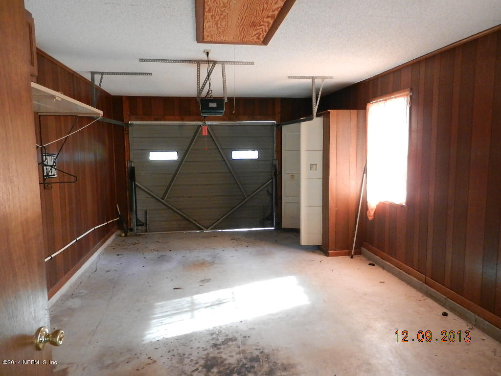 10232 Crystal Springs Road Jacksonville, FL 32221 - Photo 15 of 26 Garage