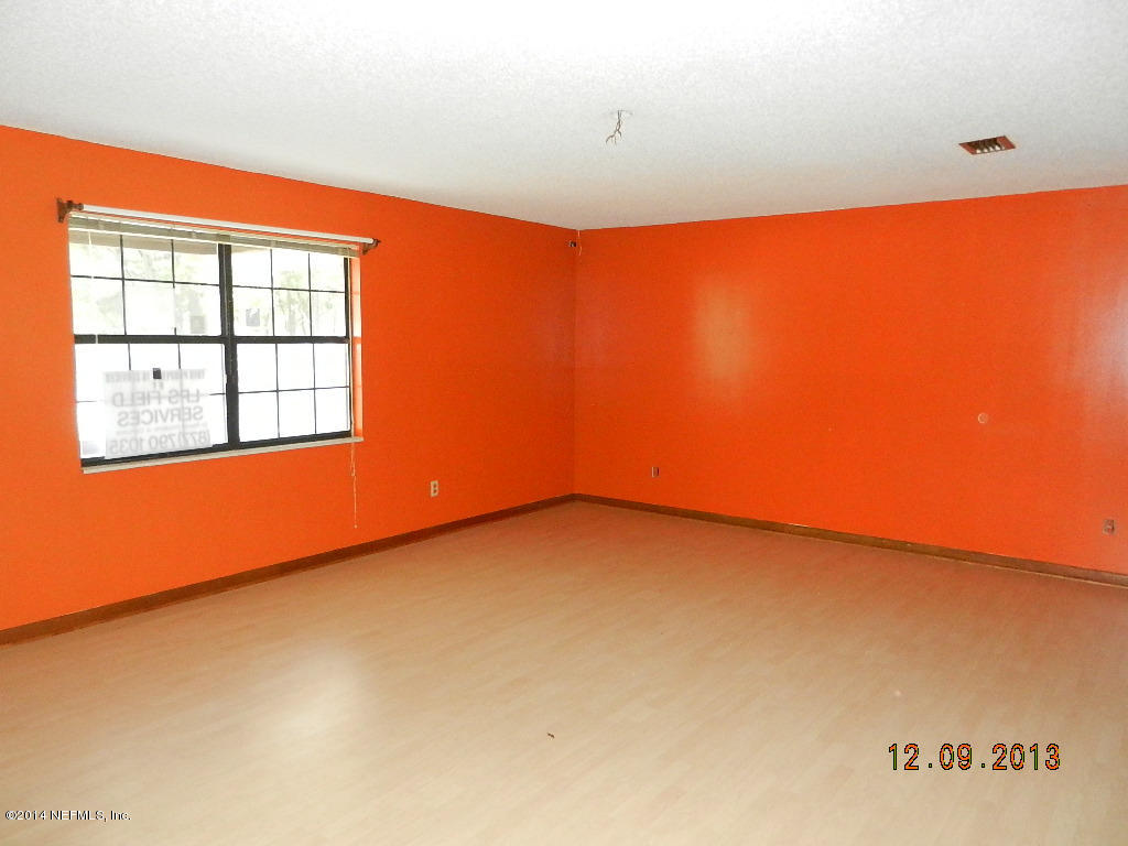 10232 Crystal Springs Road Jacksonville, FL 32221 - Photo 4 of 26 Living Room
