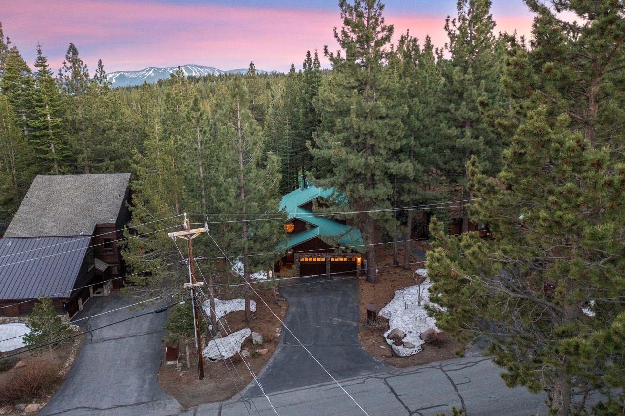 13456 Ski View Loop Truckee, CA 96161 - Photo 18 of 24 a backyard of a house with table and chairs