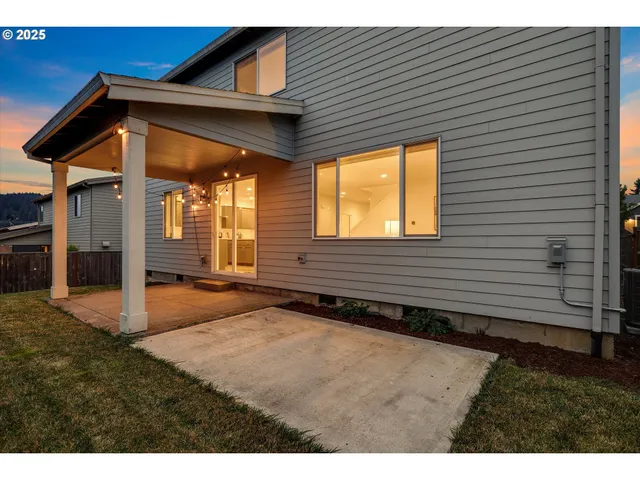 a view of an house with backyard