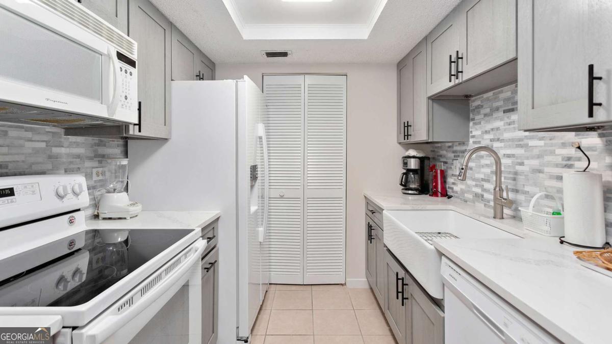 1440 Ocean Boulevard, Unit 224 St. Simons, GA 31522 - Photo 4 of 26 a kitchen with a sink stove and refrigerator