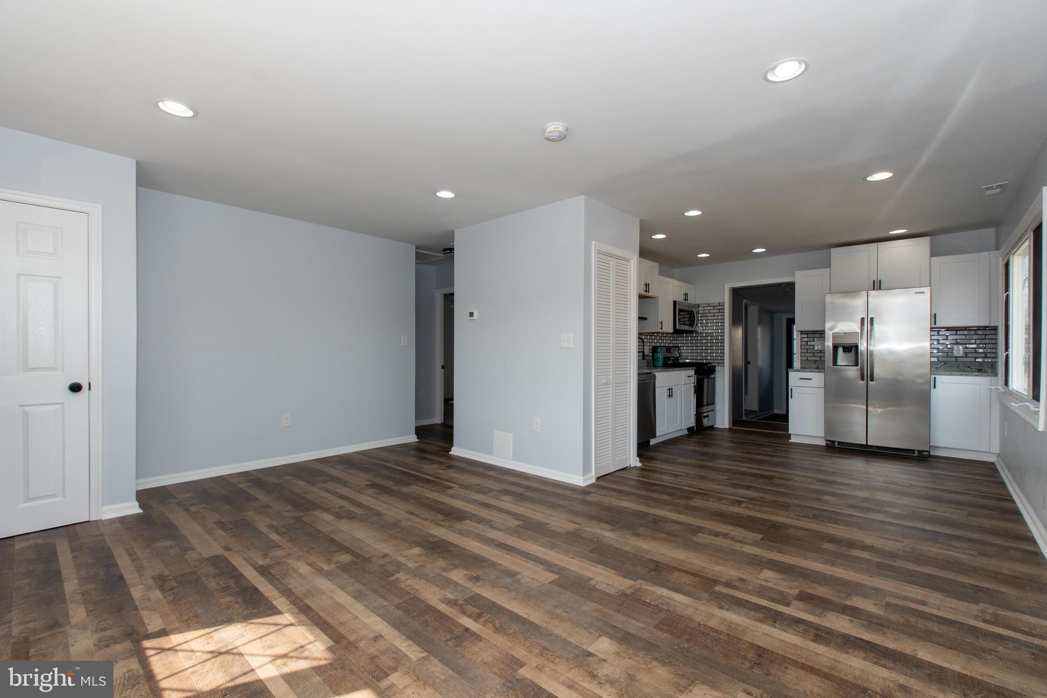 2438 Ellis Road Baltimore, MD 21234 - Photo 6 of 36 Living Room