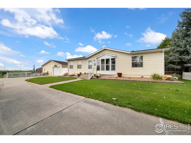 a view of outdoor space yard and porch