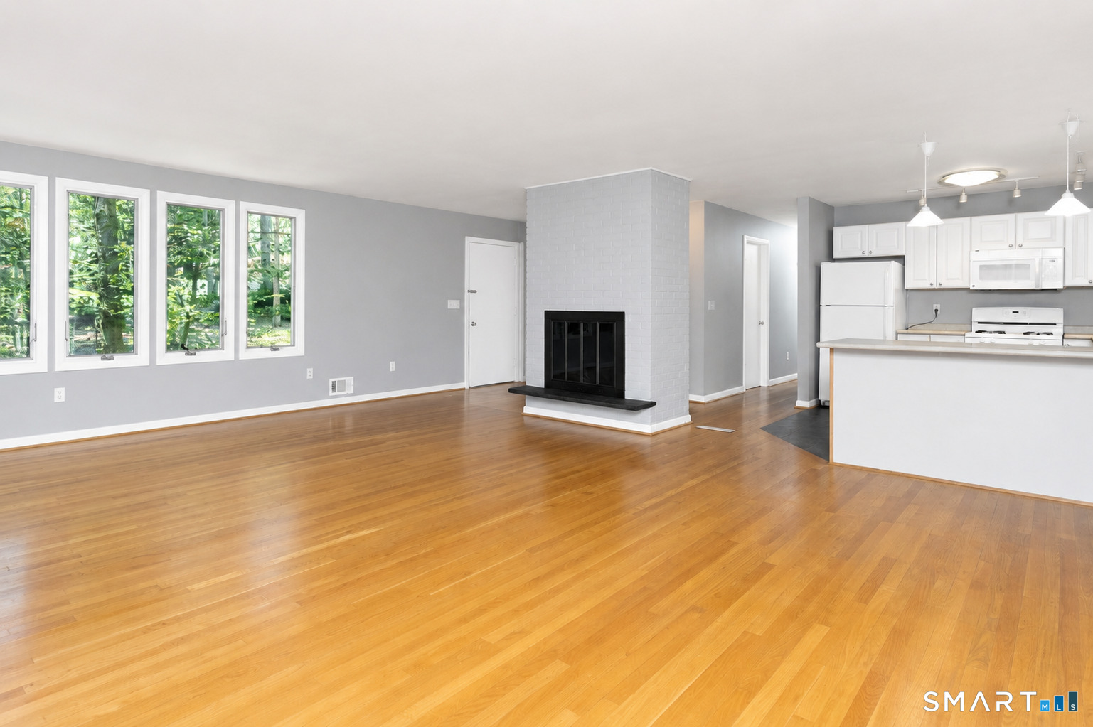 5 Wakerobin Road Norwalk, CT 06851 - Photo 6 of 27 Open concept living space