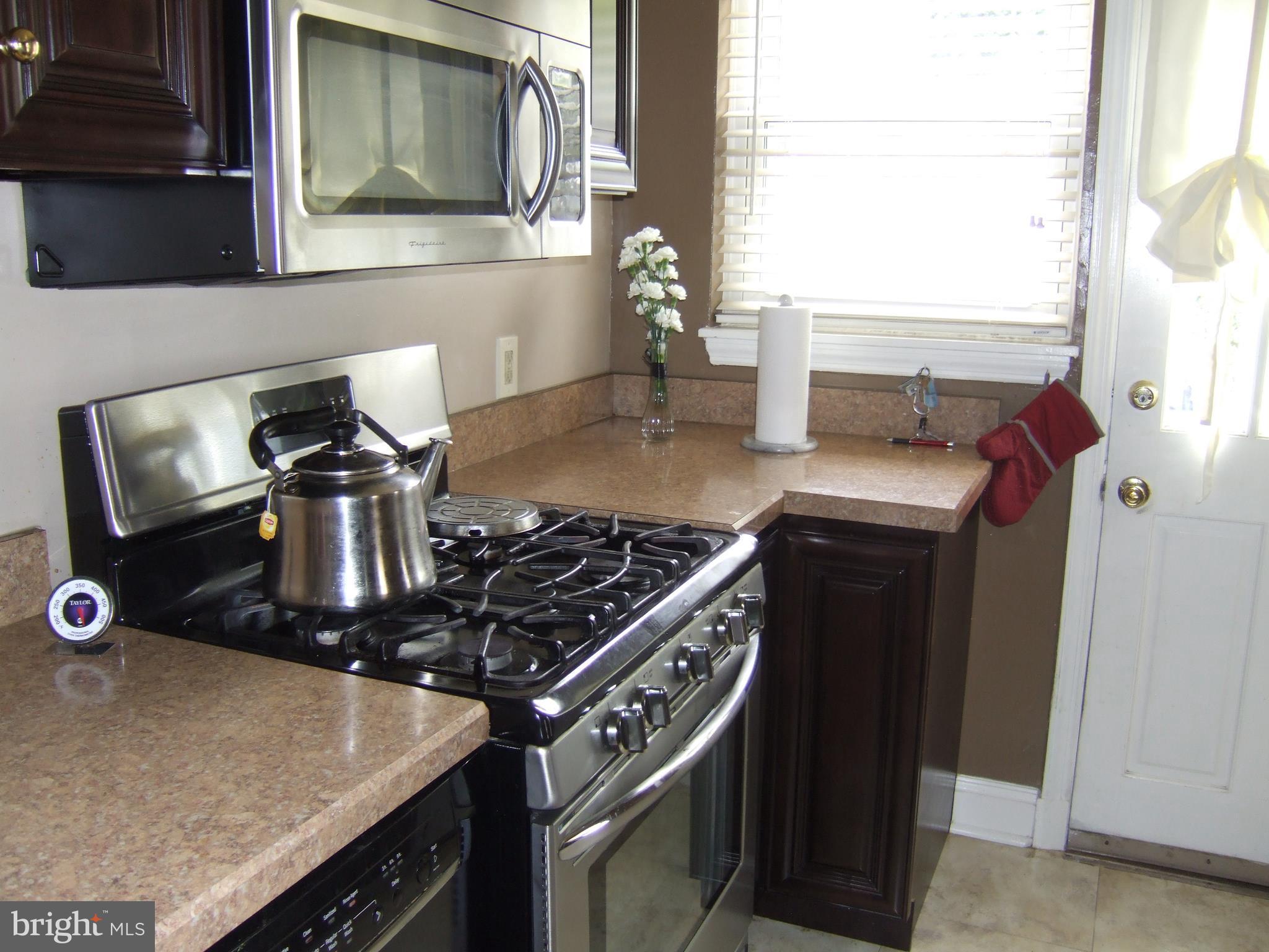 8546 Willow Oak Road Baltimore, MD 21234 - Photo 7 of 27 gas cooking