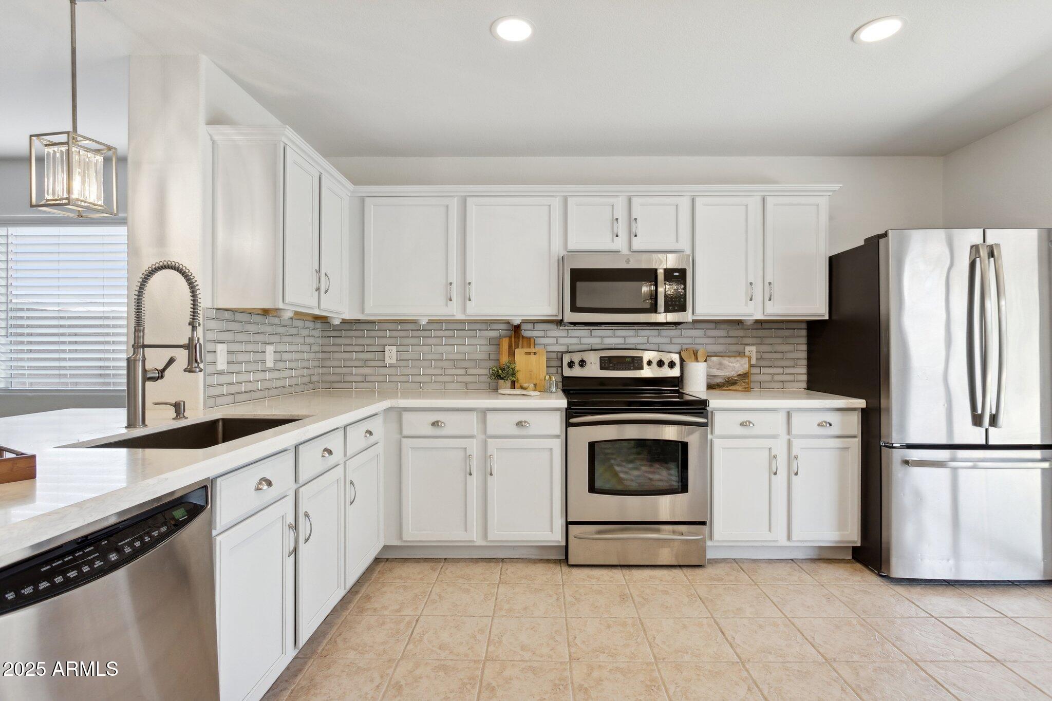 20681 North 93rd Avenue Peoria, AZ 85382 - Photo 9 of 34 Kitchen