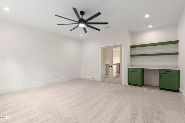 a view of a house with backyard and garden