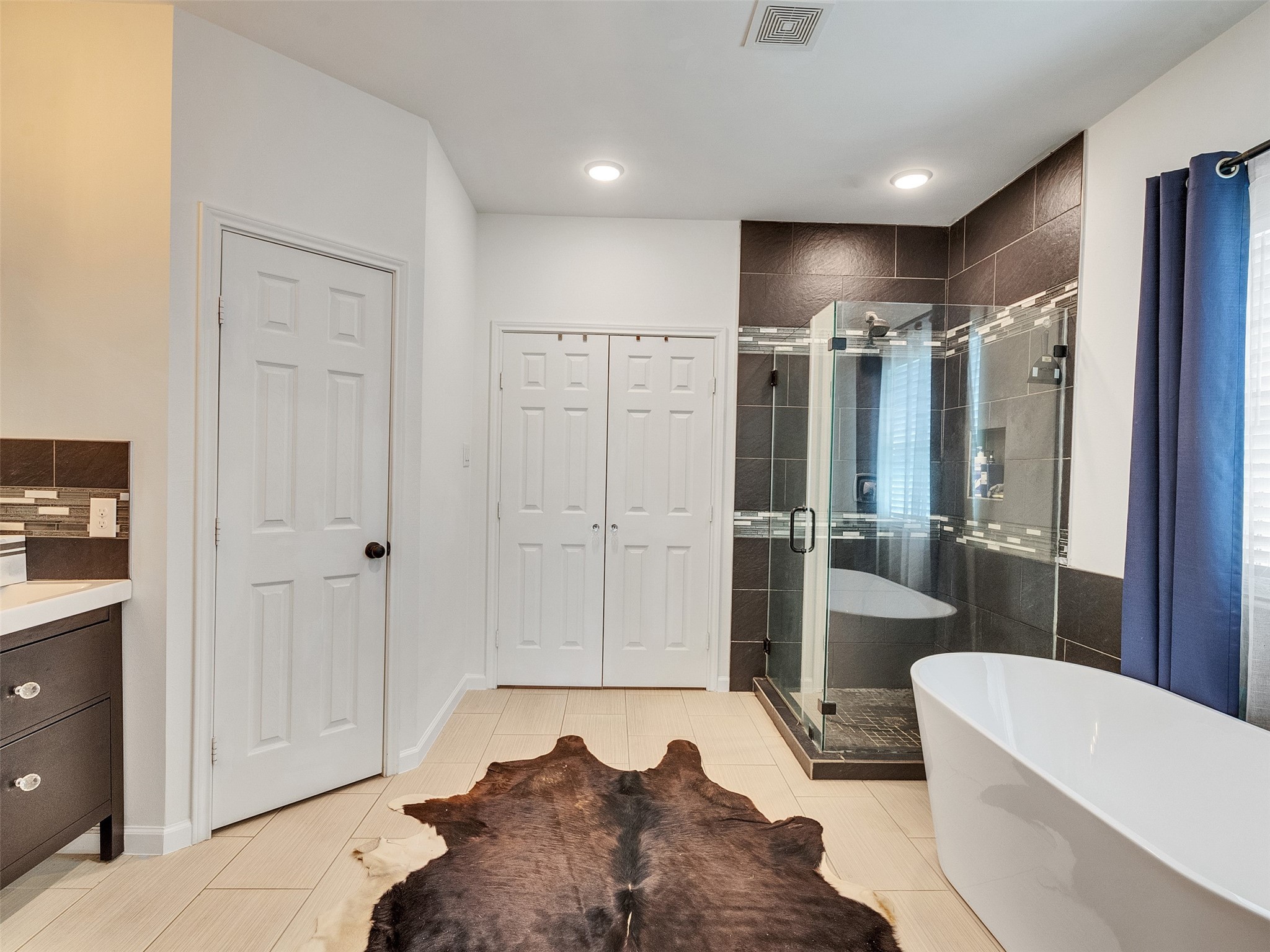 625 Pittman Road Richmond, TX 77469 - Photo 20 of 29 a spacious bedroom with a bed and a view of bathroom