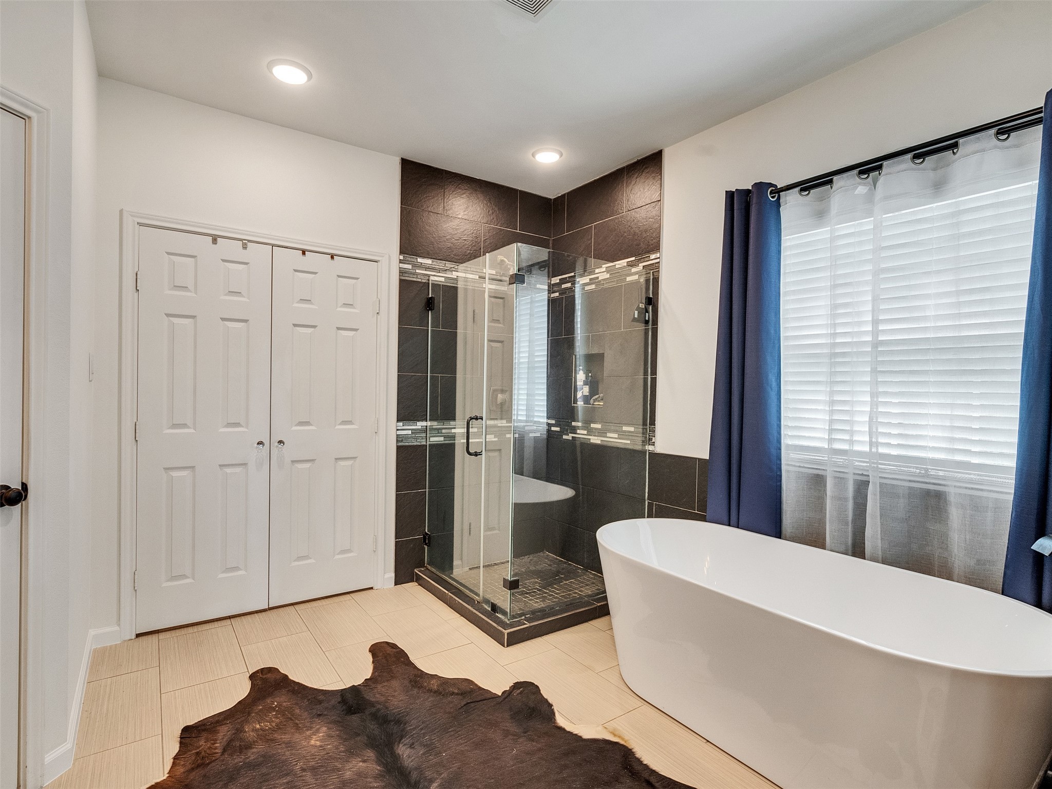 625 Pittman Road Richmond, TX 77469 - Photo 22 of 29 a bathroom with a bathtub a toilet and a shower