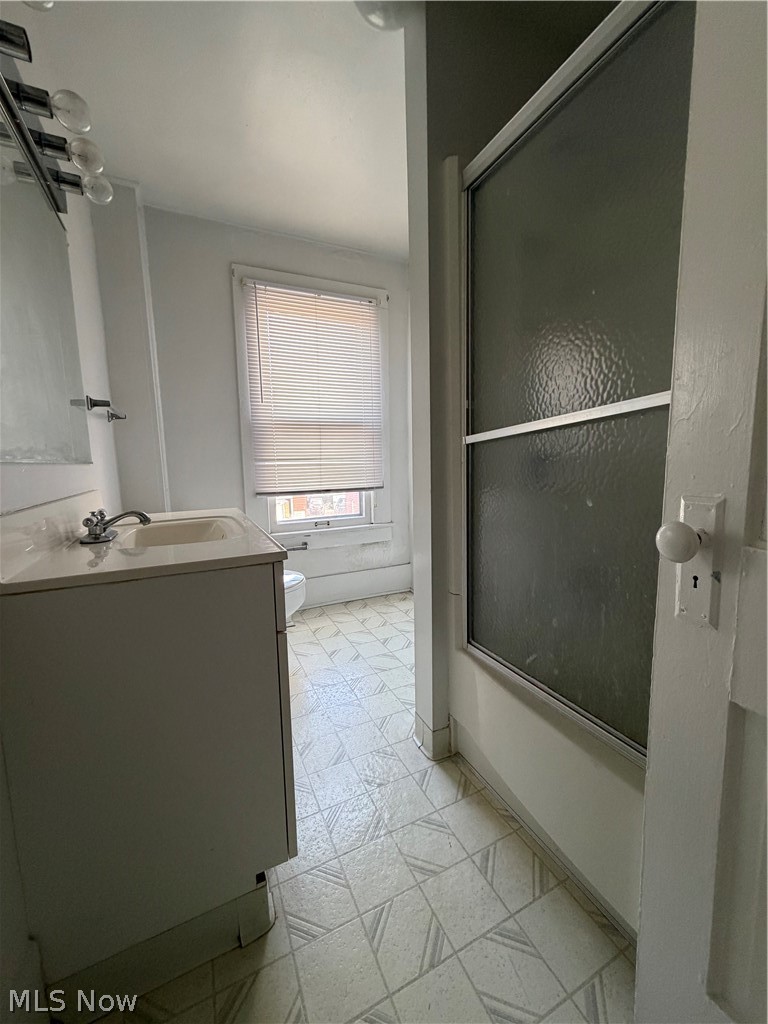 54 Spring Street Struthers, OH 44471 - Photo 19 of 21 Second Floor Full Bathroom