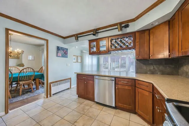 $849,000 | 7 North Terrace Place, Valley Stream, NY 11580