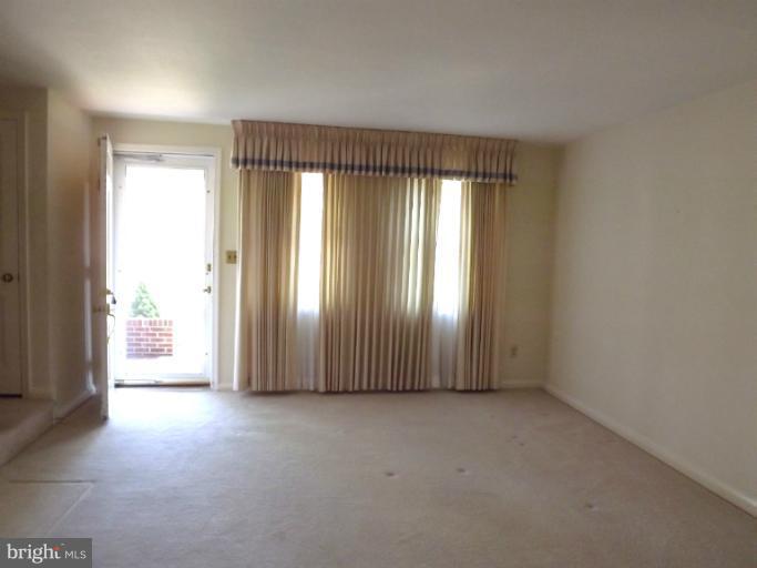 7306 Stratton Way Baltimore, MD 21224 - Photo 23 of 28 Living Room