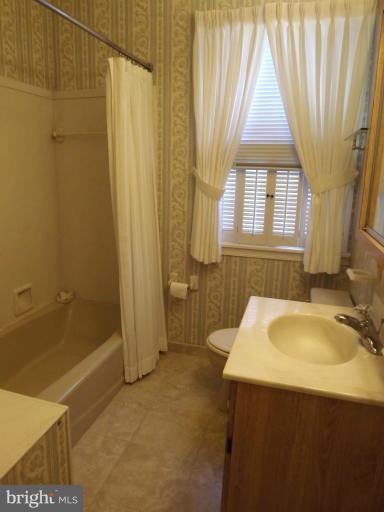 7306 Stratton Way Baltimore, MD 21224 - Photo 9 of 28 Bath