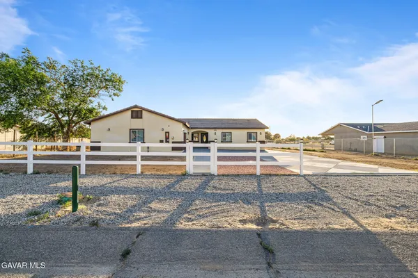 a view of a house with backyard