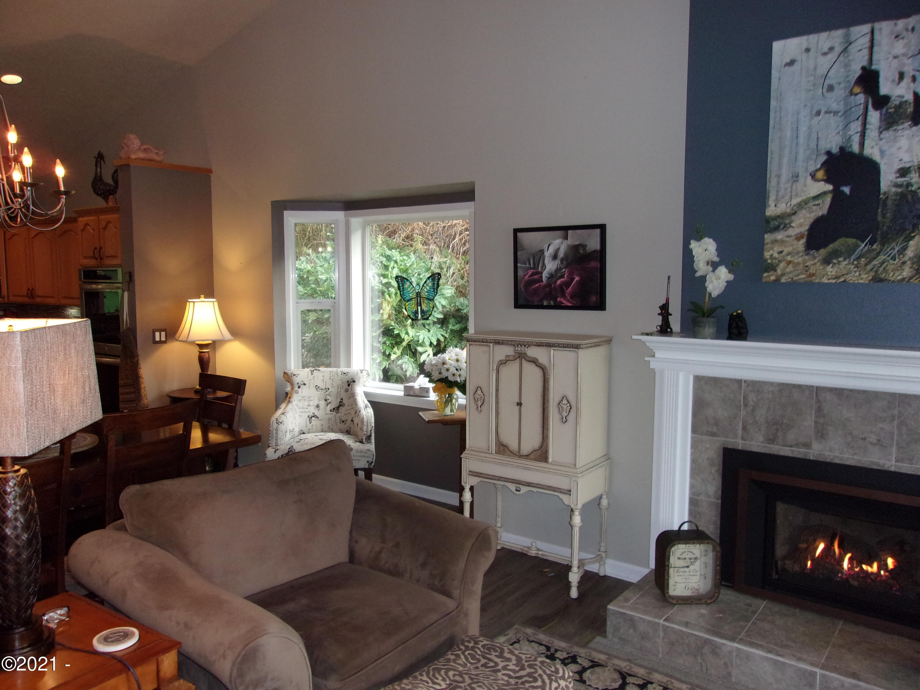 3065 Yaquina Bay Road Newport, OR 97365 - Photo 10 of 32 Living Room