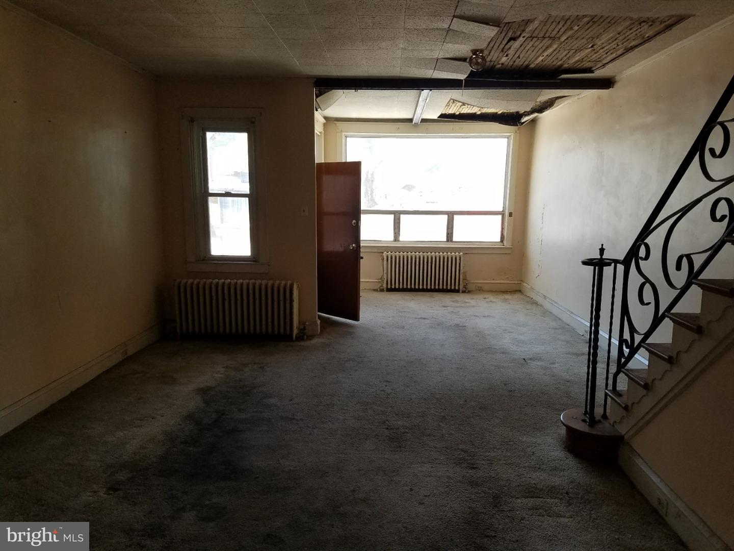 5563 Miriam Road Philadelphia, PA 19124 - Photo 3 of 18 Living Room