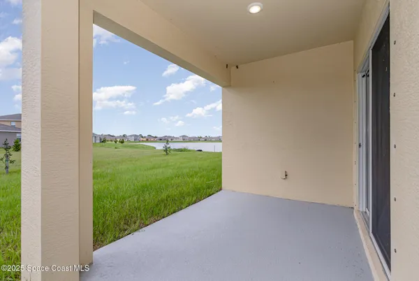 a view of a big room with yard