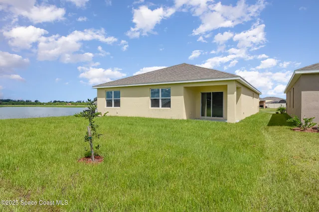 a view of a house with a backyard