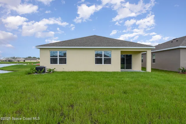 a view of a house with a backyard