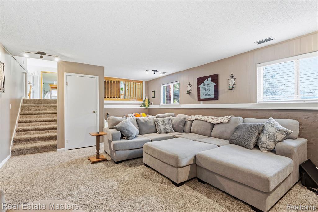 8187 Elms Road Flushing, MI 48433 - Photo 17 of 34