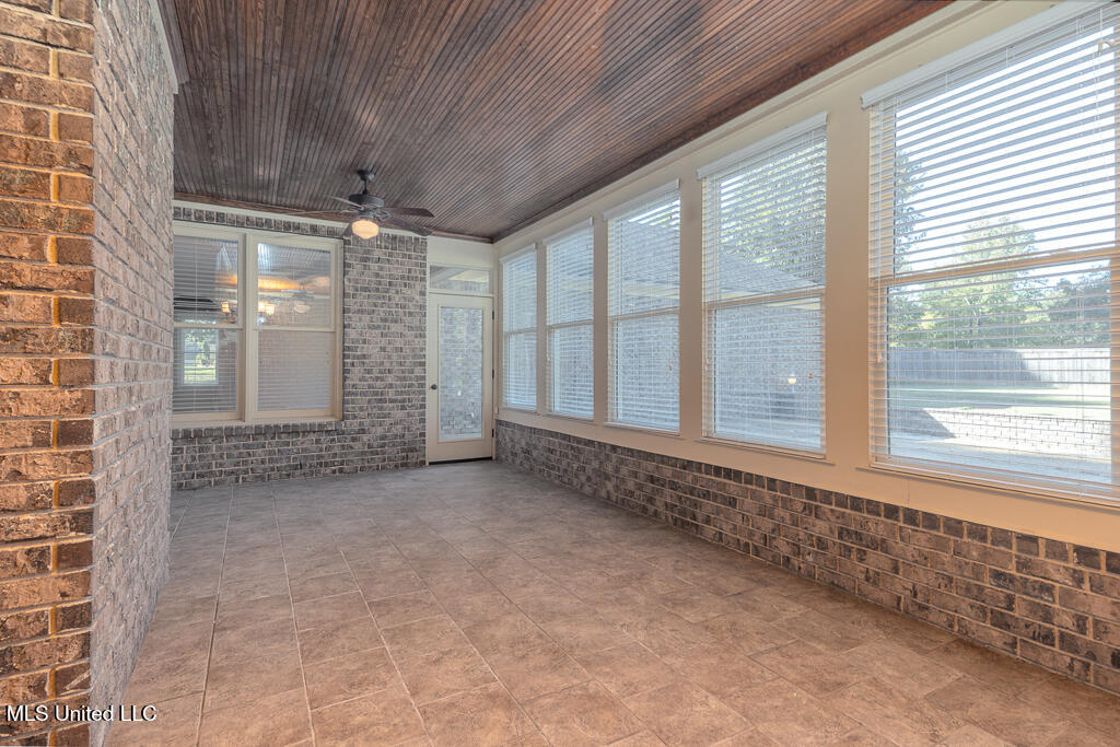 20 Surrey Loop Byhalia, MS 38611 - Photo 16 of 34 Sunroom