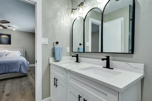 a en suite bathroom with a sink and a mirror