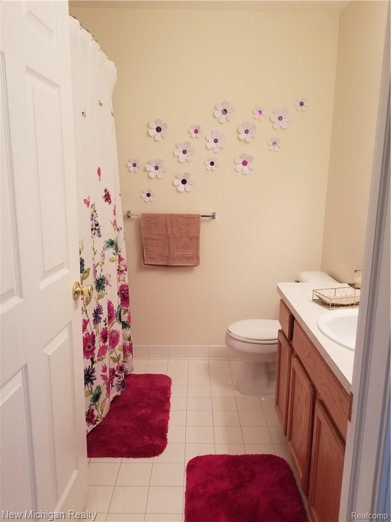 45960 Rhodes Drive Macomb, MI 48044 - Photo 15 of 18 Guest bathroom