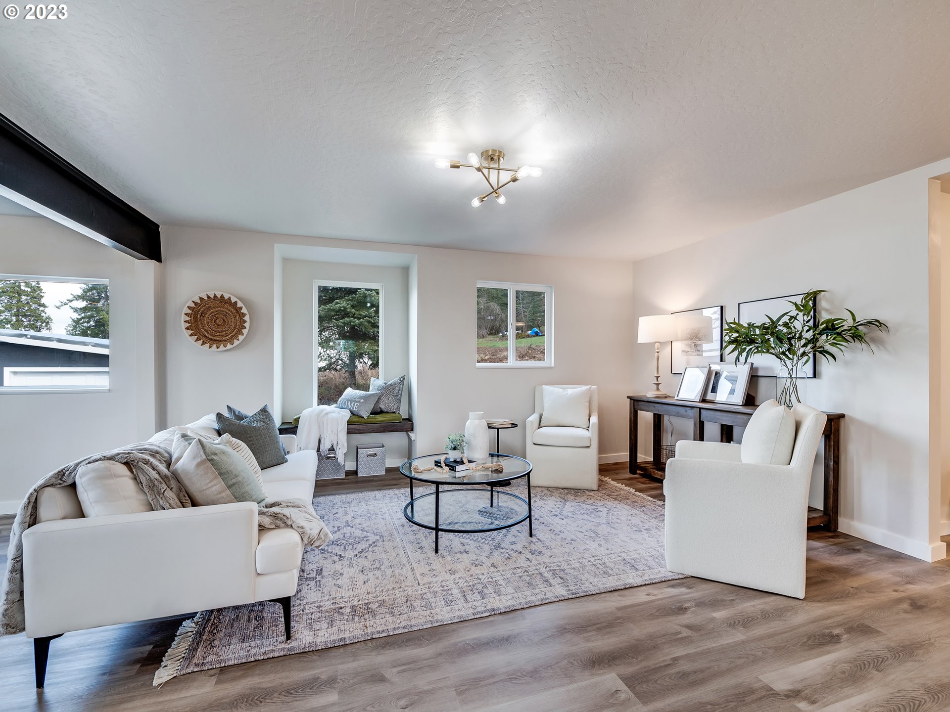 7935 South A Street Springfield, OR 97478 - Photo 6 of 32 Living Room