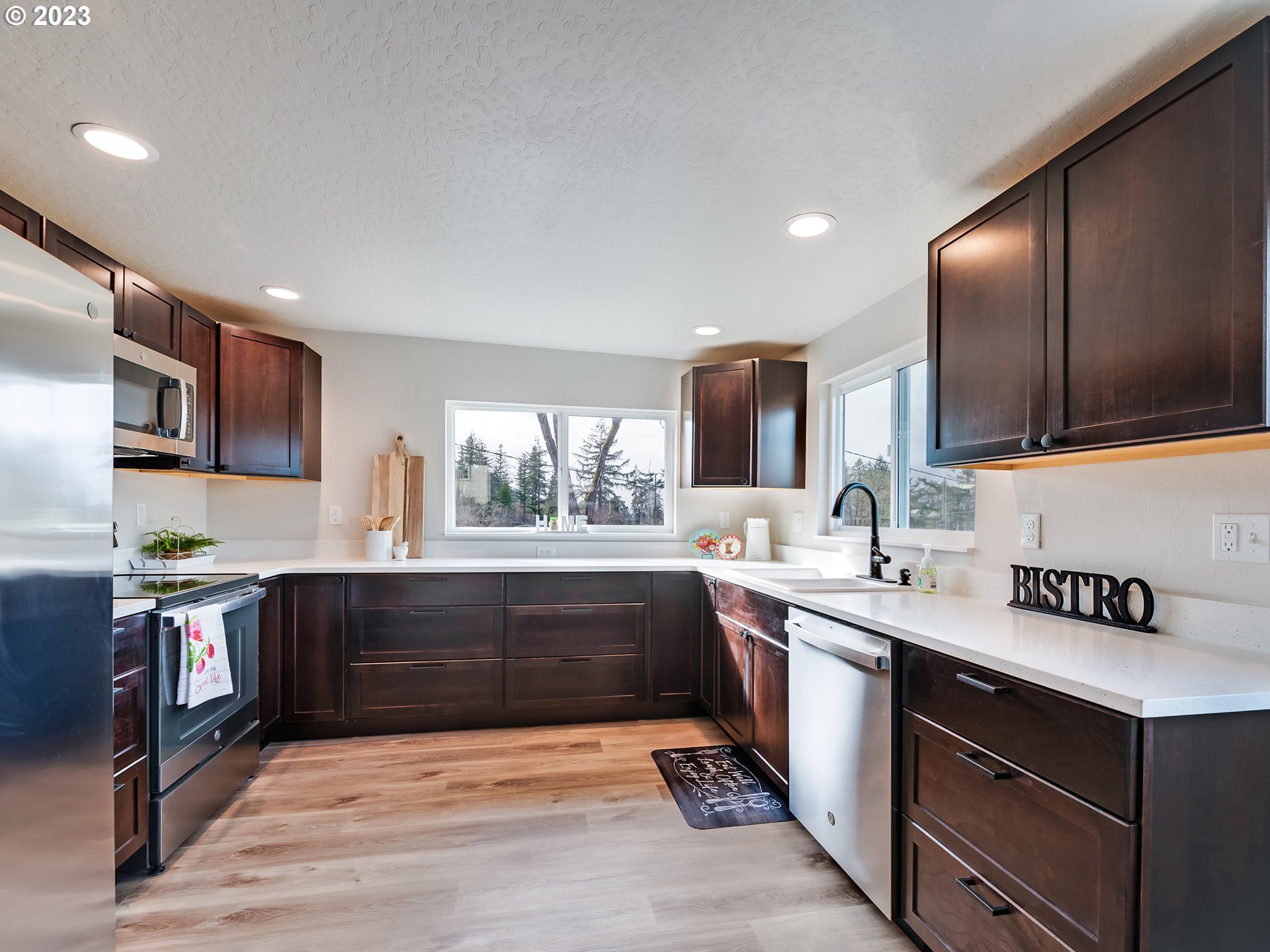 7935 South A Street Springfield, OR 97478 - Photo 9 of 32 Kitchen