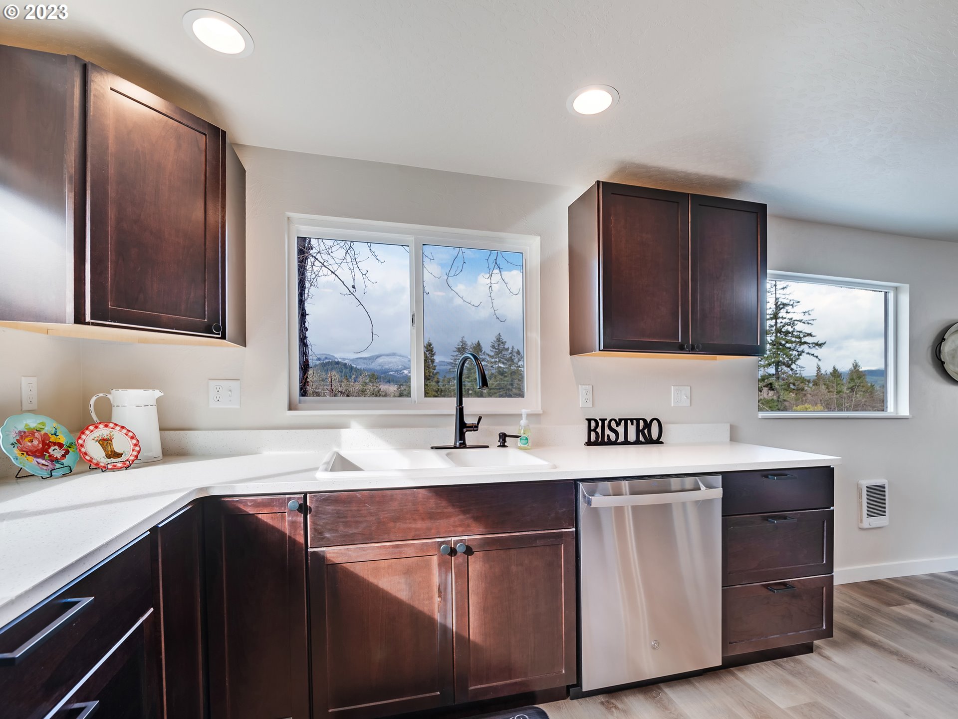 7935 South A Street Springfield, OR 97478 - Photo 10 of 32 Kitchen