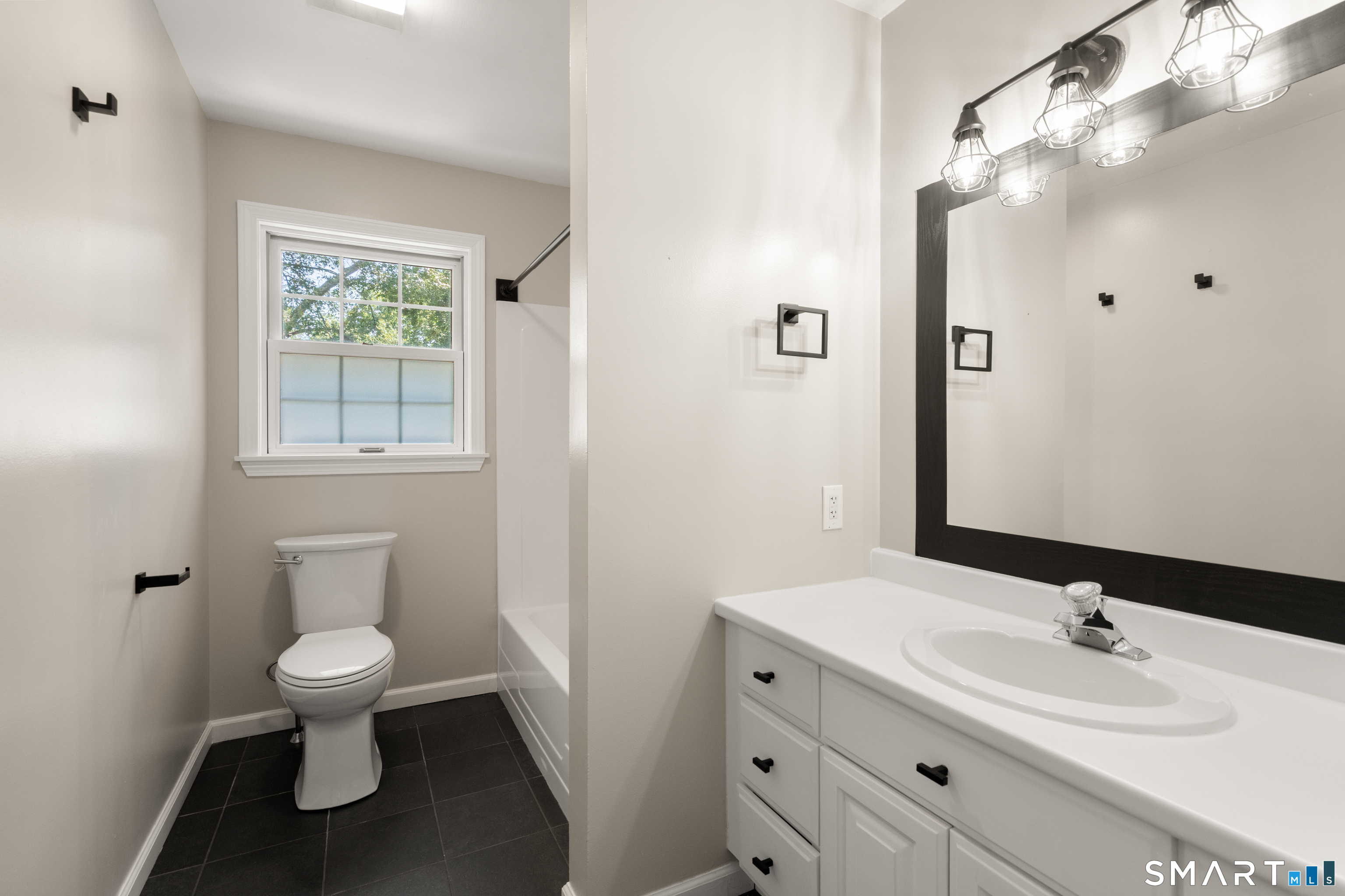 141 Briar Hill Road Groton, CT 06340 - Photo 24 of 40 Upstairs full bathroom!