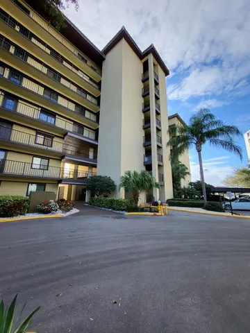 $3,000 | 650 Island Way, Unit 208, Clearwater, FL 33767