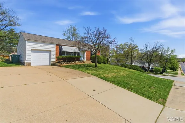 $260,000 | 1550 Grant Road, Webster Groves, MO 63119