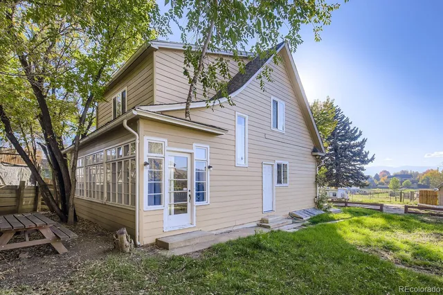 a view of a house with backyard