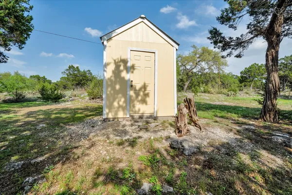 a view of a house with backyard and garden