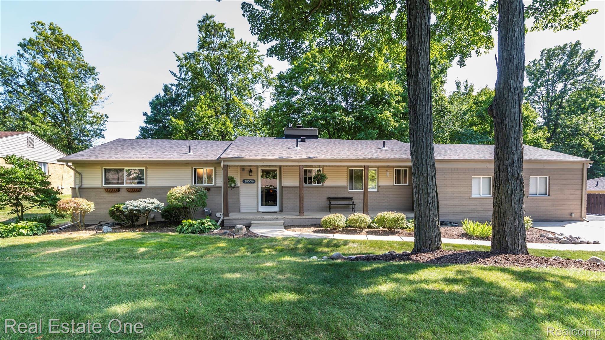 28536 Quail Hollow Road Farmington, MI 48331 - Photo 2 of 48 Front 2.jpg