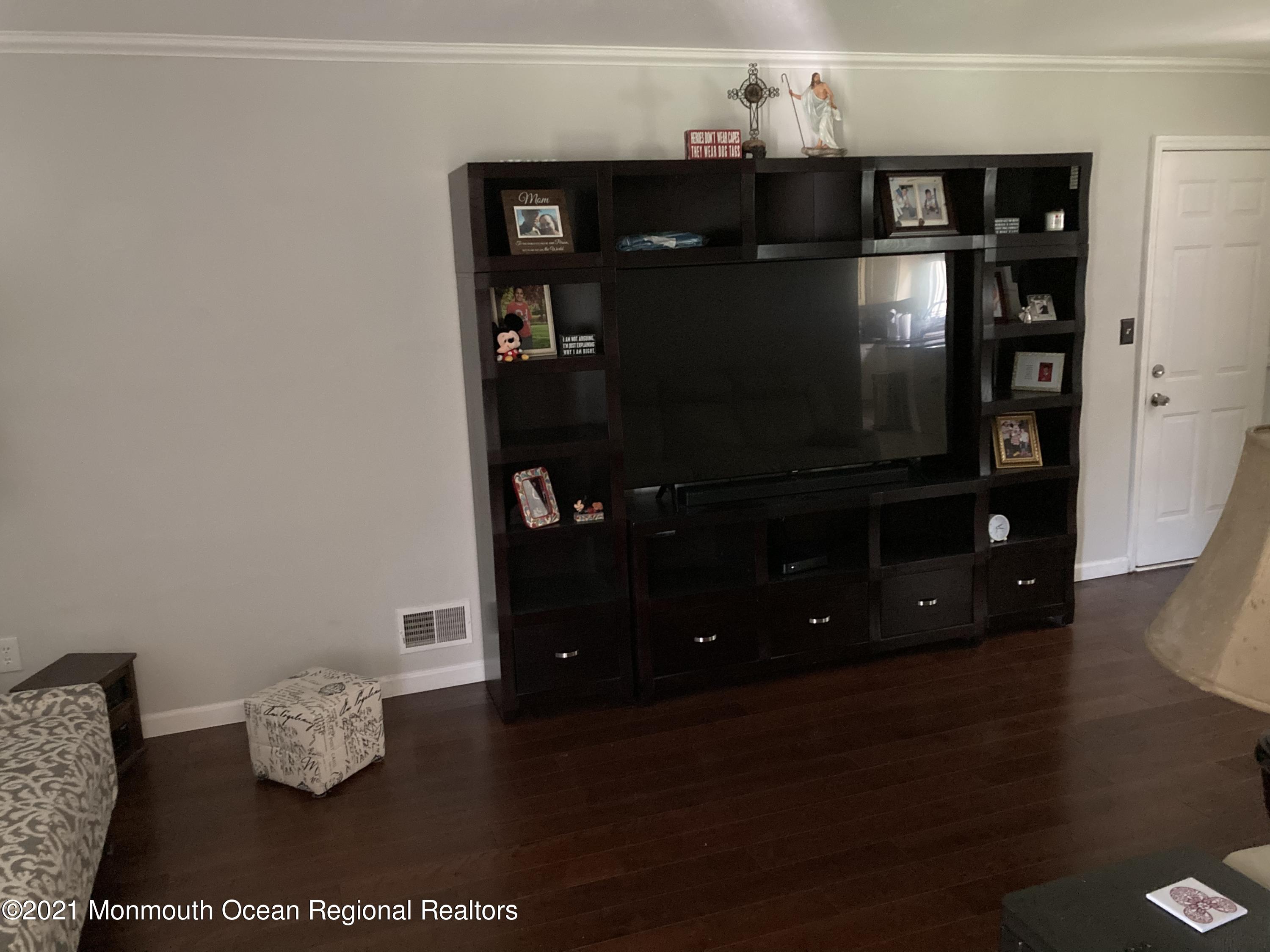 8 Tudor Road Freehold, NJ 07728 - Photo 11 of 46
